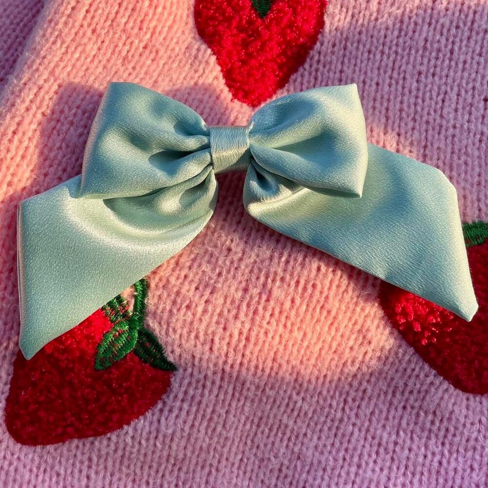 Pastel green bow hair clip